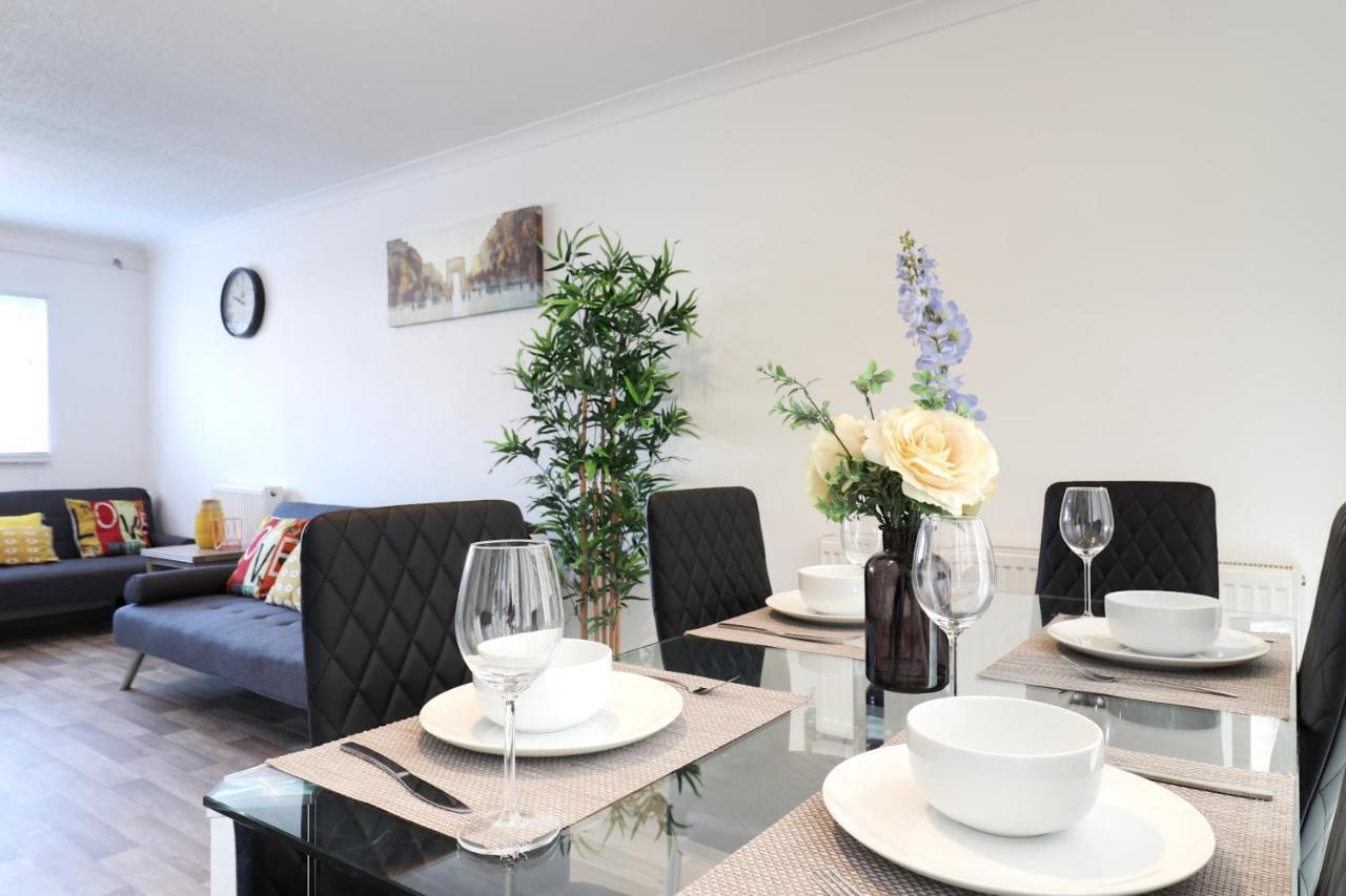 Skyvillion-Stevenage Amazing 3Bed House, Garden, Free Off Street Parking For 2 Cars, Wifi Apartman Kültér fotó